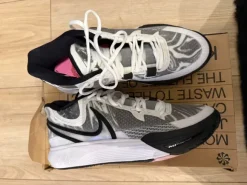 Nike KYRIE 8 Maat 42