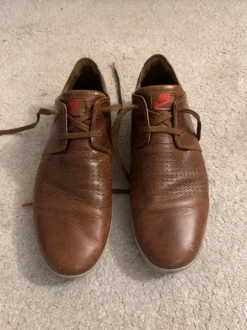 Nike Lederschuh braun