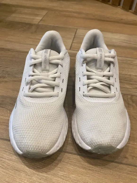 Nike Revolution 5
