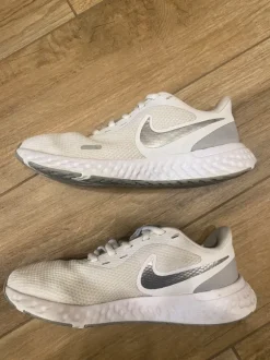 Nike Revolution 5