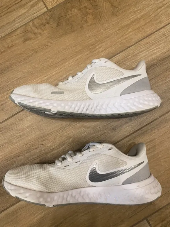 Nike Revolution 5