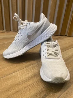 Nike Revolution 5