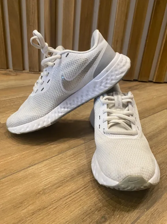 Nike Revolution 5