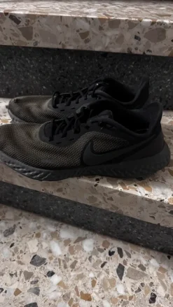 Nike Revolution Laufschuhe Gr. 41