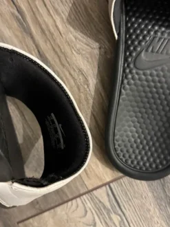 Nike Slides / Badeschuhe bequeme Hausschuhe