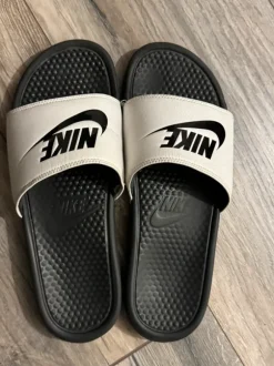 Nike Slides / Badeschuhe bequeme Hausschuhe