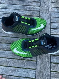 Nike Training / Running Schuhe Grün Schwarz – Größe 45 – Sehr guter Zustand