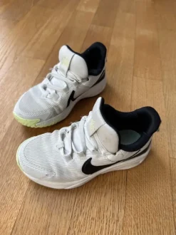 Nike Turnschuhe Gr. 29,5 weiß Sneaker