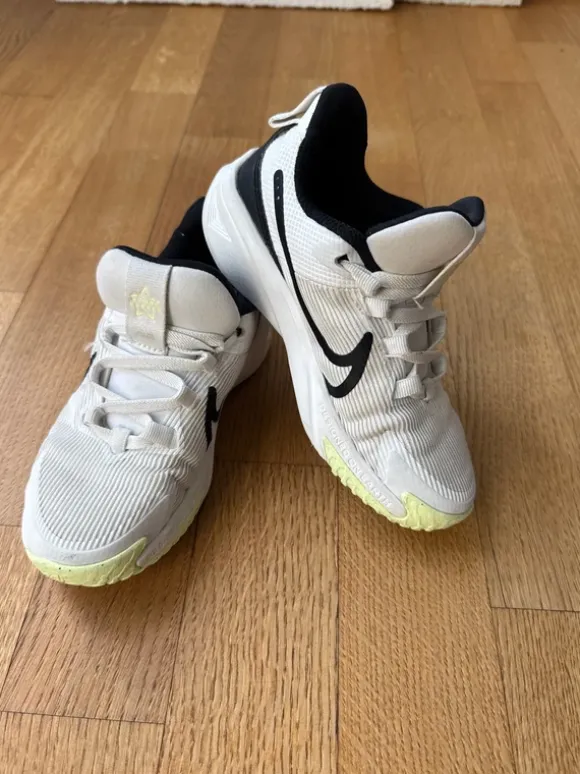 Nike Turnschuhe Gr. 29,5 weiß Sneaker