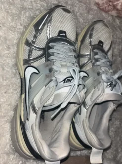 Nike V2K Run Weiß Silber Grau EU 41