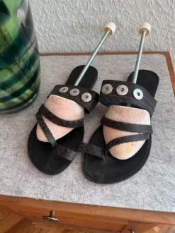 Noosa Zehensteg Sandalen Größe 38