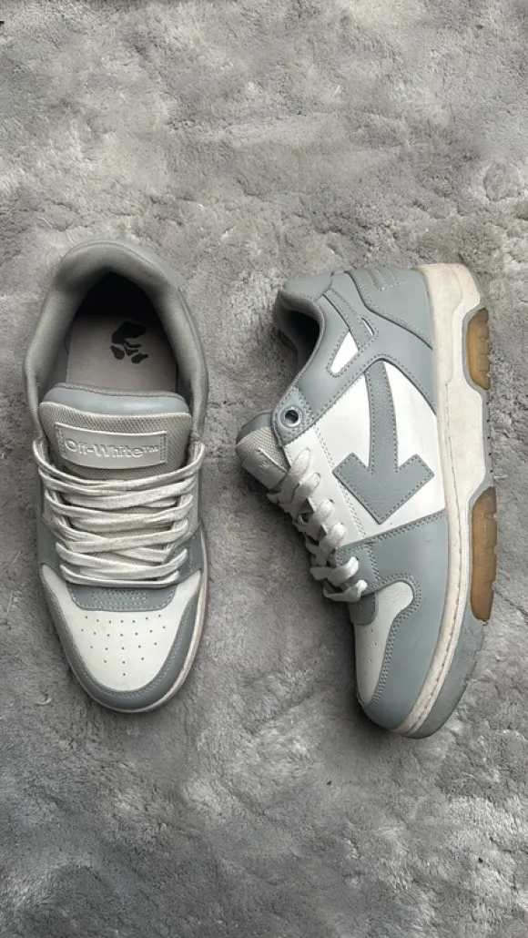 Off white sneaker