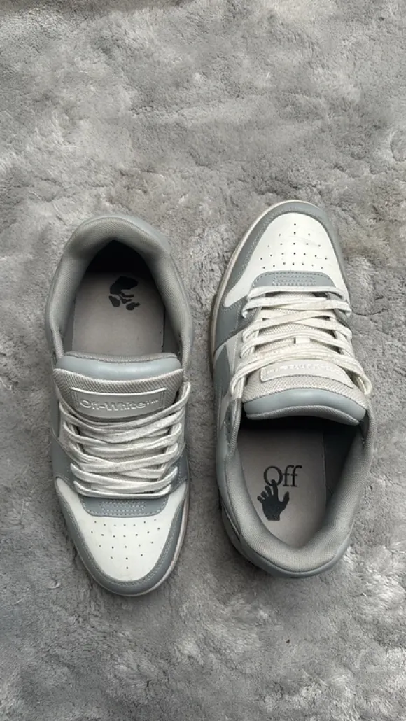 Off white sneaker