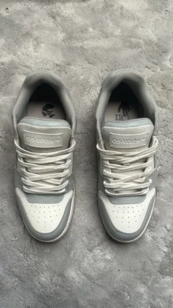 Off white sneaker