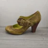 Olijfgroene leren pump SPM met houten hak en grspdetail maat 36