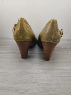 Olijfgroene leren pump SPM met houten hak en grspdetail maat 36