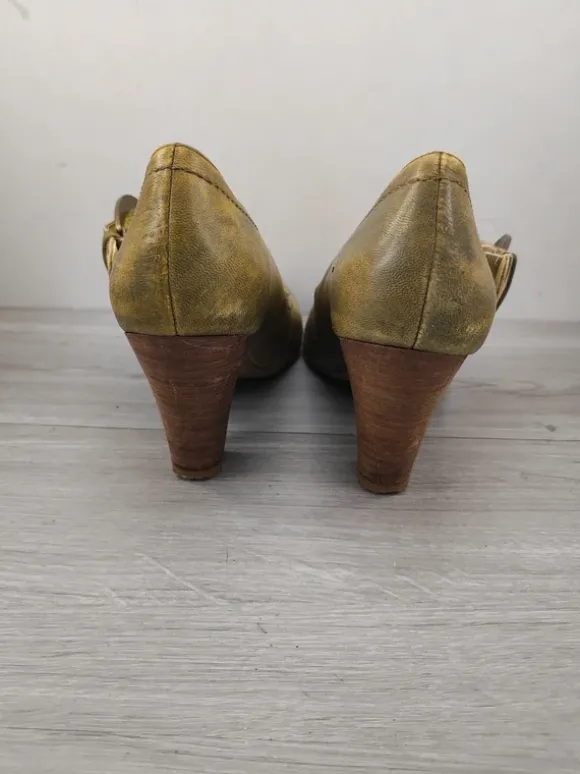 Olijfgroene leren pump SPM met houten hak en grspdetail maat 36
