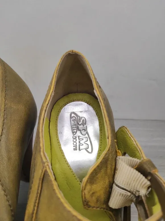 Olijfgroene leren pump SPM met houten hak en grspdetail maat 36
