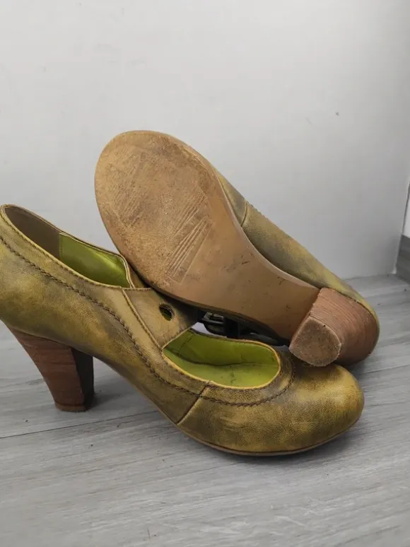Olijfgroene leren pump SPM met houten hak en grspdetail maat 36