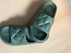 Olivgrüne trendige Slides / Badelatschen bequem & modern🫒