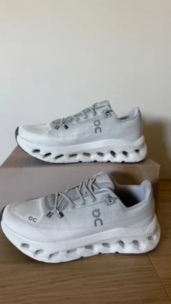 On Cloud Schoenen Grijs/Wit