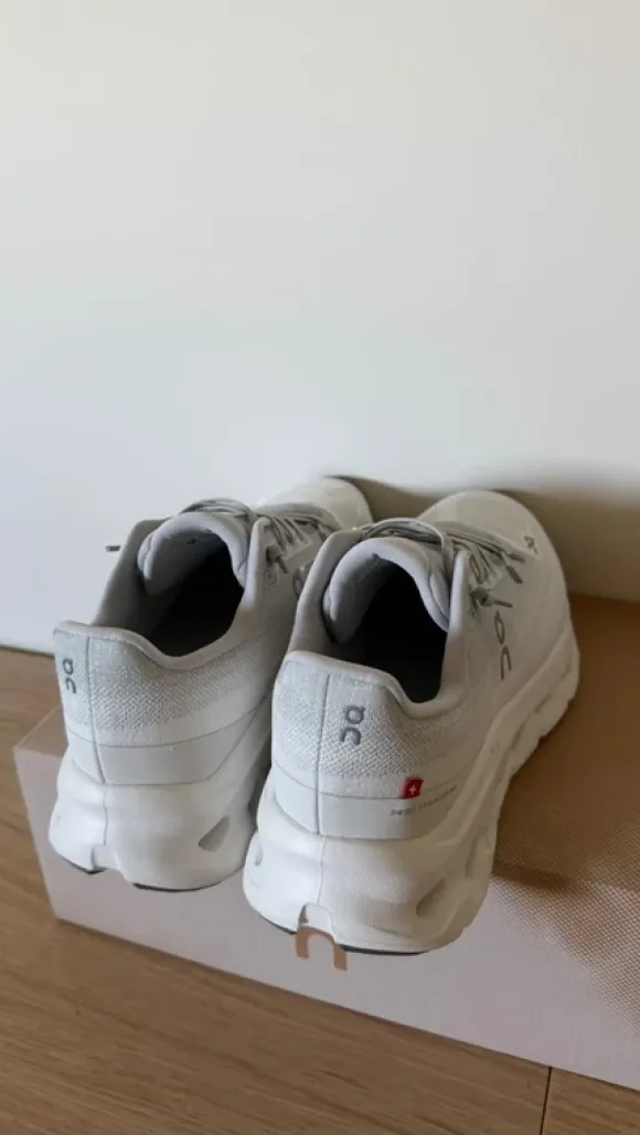 On Cloud Schoenen Grijs/Wit