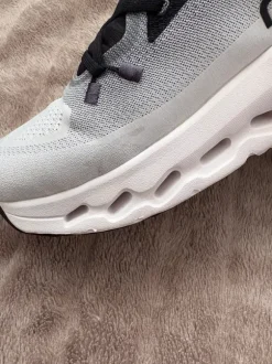 On Cloud sneakers maat 43