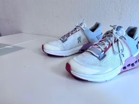 On Cloudnova Flux Sneaker Größe: EU 38.5 / US W7.5 Farbe: Weiß/Lila/Pink
