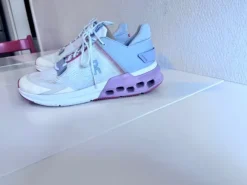 On Cloudnova Flux Sneaker Größe: EU 38.5 / US W7.5 Farbe: Weiß/Lila/Pink
