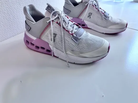 On Cloudnova Flux Sneaker Größe: EU 38.5 / US W7.5 Farbe: Weiß/Lila/Pink