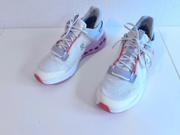 On Cloudnova Flux Sneaker Größe: EU 38.5 / US W7.5 Farbe: Weiß/Lila/Pink