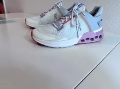 On Cloudnova Flux Sneaker Größe: EU 38.5 / US W7.5 Farbe: Weiß/Lila/Pink
