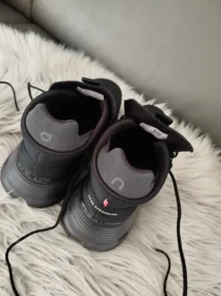 On Schuhe all black