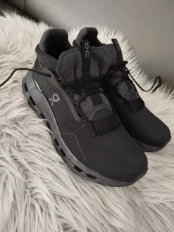 On Schuhe all black