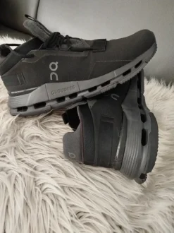 On Schuhe all black