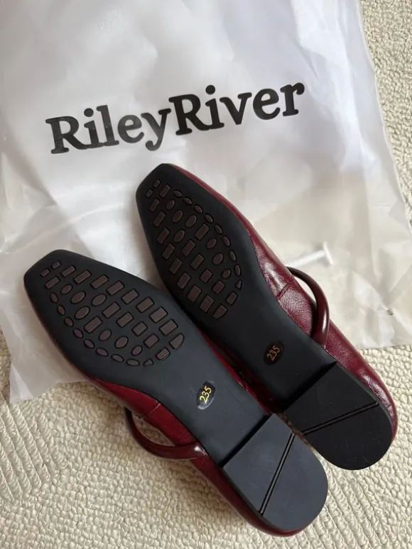 Original verpackte Bordeauxrote Spangenschuhe von RileyRiver, Gr.37