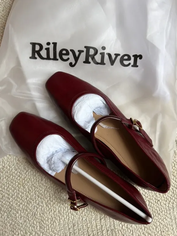 Original verpackte Bordeauxrote Spangenschuhe von RileyRiver, Gr.37