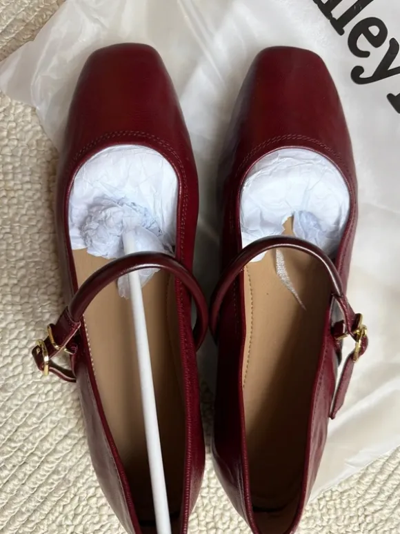 Original verpackte Bordeauxrote Spangenschuhe von RileyRiver, Gr.37