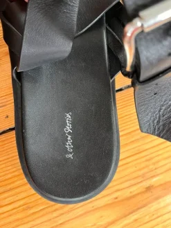 &Other Stories schwarze Leder Sandalen silber Schnalle