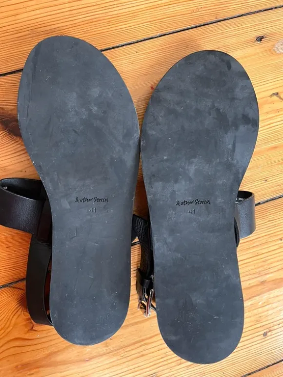 &Other Stories schwarze Leder Sandalen silber Schnalle