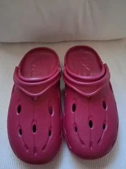 Pantoletten in pink.