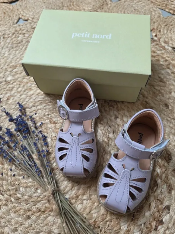 Petit Nord Butterfly Sandalen Schuhe Iris Patent Flieder Lila 20