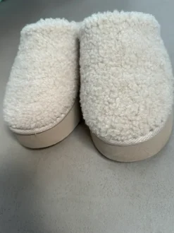Plateau Hausschuhe beige Plüsch