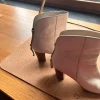 Prachtig off white leder enkellaarsje met houten hak