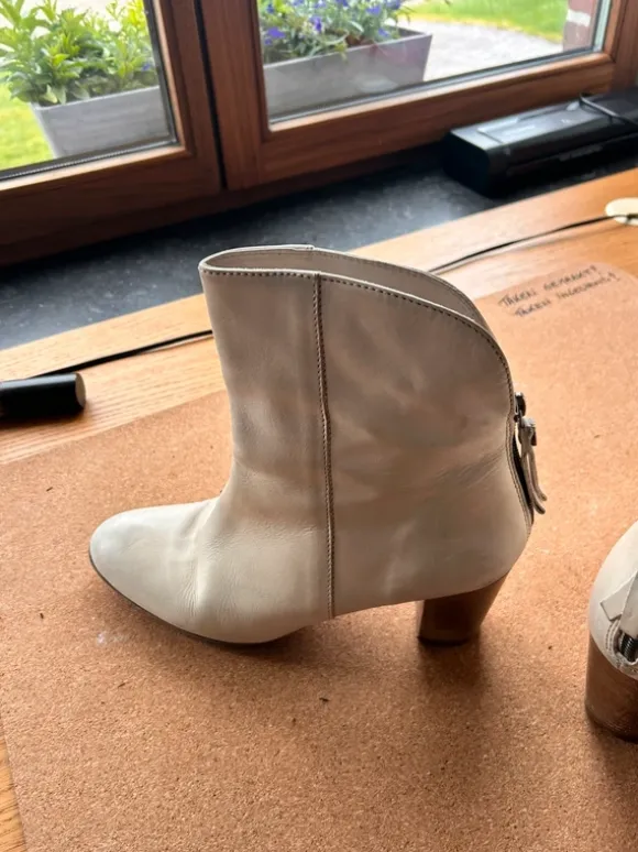 Prachtig off white leder enkellaarsje met houten hak