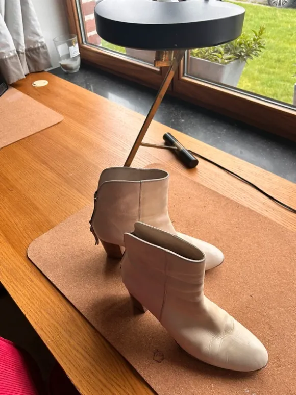 Prachtig off white leder enkellaarsje met houten hak