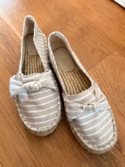 Pull & Bear Espadrilles Gr. 37 Beige Weiß | Plateau Sommerschuhe Damen | Gestreift | Ungetragen