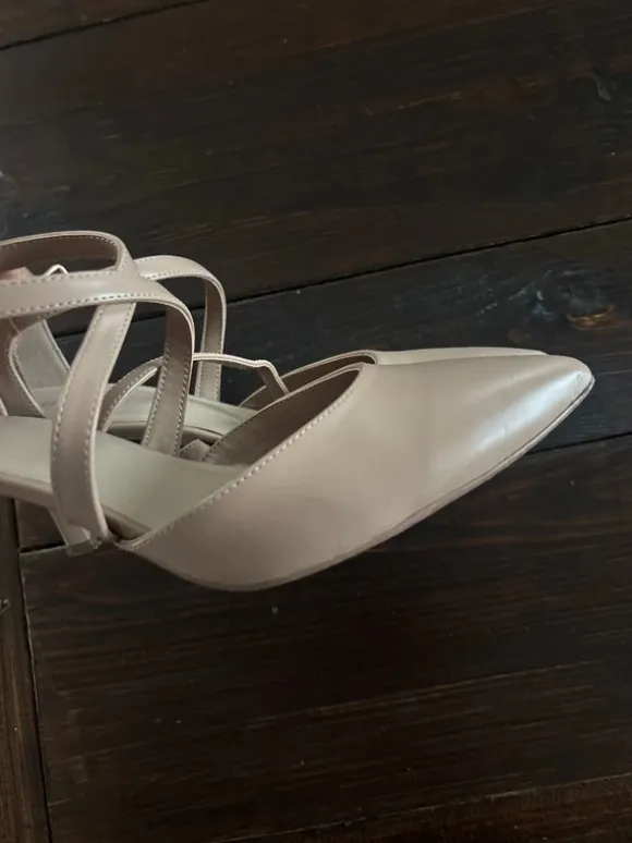 Pumps mit Riemchen nude