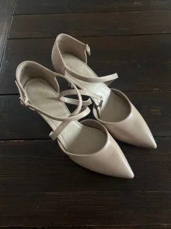 Pumps mit Riemchen nude