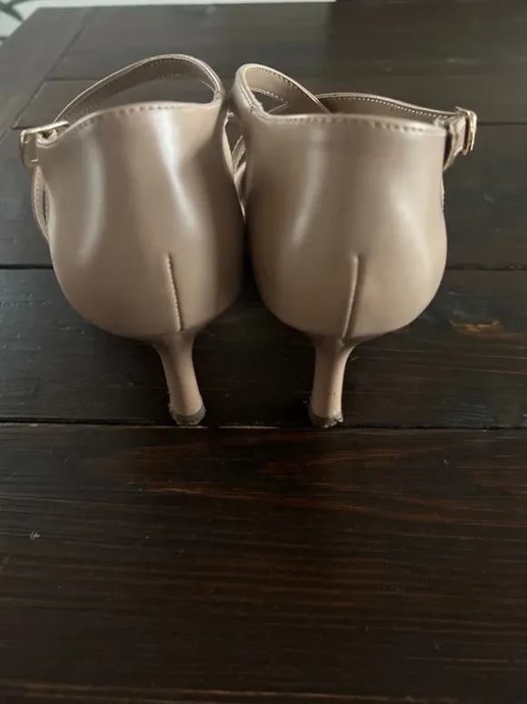 Pumps mit Riemchen nude